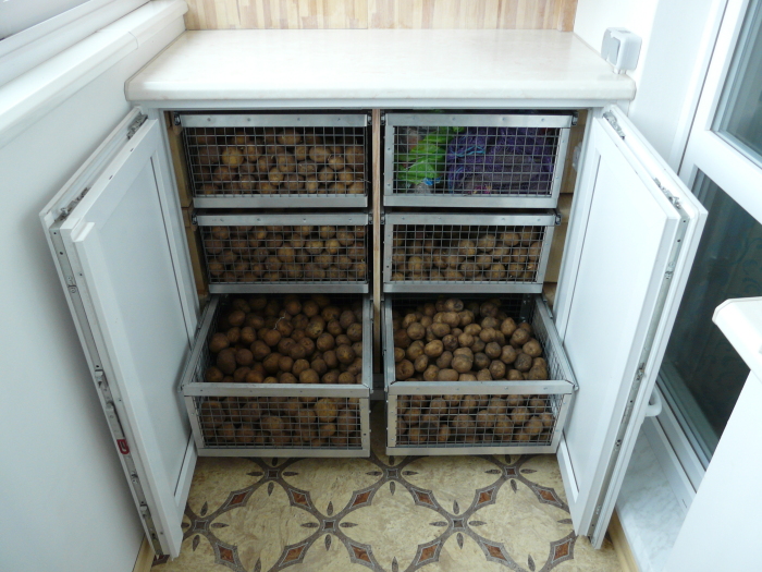 Первое, что приходит в голову в плане мест для хранения картофеля – это балкон и кладовка / Фото: manrule.ru