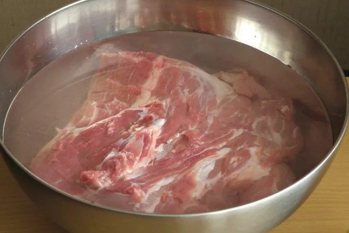 Кусок мяса моется, сушится и помещается в миску с водой, в которую добавляется красный или черный перец / Фото: kaksekonomit.com