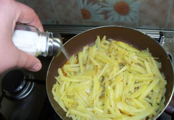 Не следует солить картошку в начале процесса ее приготовления, лучше сделать это в самом конце / Фото: yaplakal.com