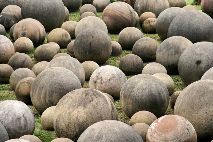 Совсем уж необычные камни в форме шара тоже существуют, и находят их в разных точках планеты / Фото: liveinjoy.ru