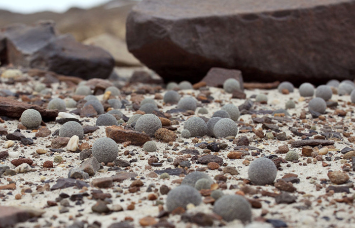 В России на острове под названием Чамп каменных шаров слишком уж много / Фото: graph.org