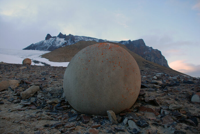 Камни имеют различные размеры – очень маленькие, напоминающие мячики для тенниса, и крупные, высота которых около трех метров / Фото: rs.rbth.com