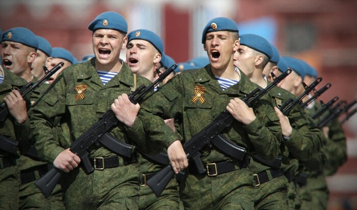 Одной из особенностей России является использование междометия «Ура» во время наступления войск или на параде / Фото: mir-poeta.ru