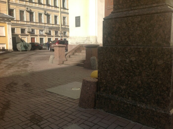 Такие сооружения можно встретить даже возле памятников / Фото: somicheva.livejournal.com
