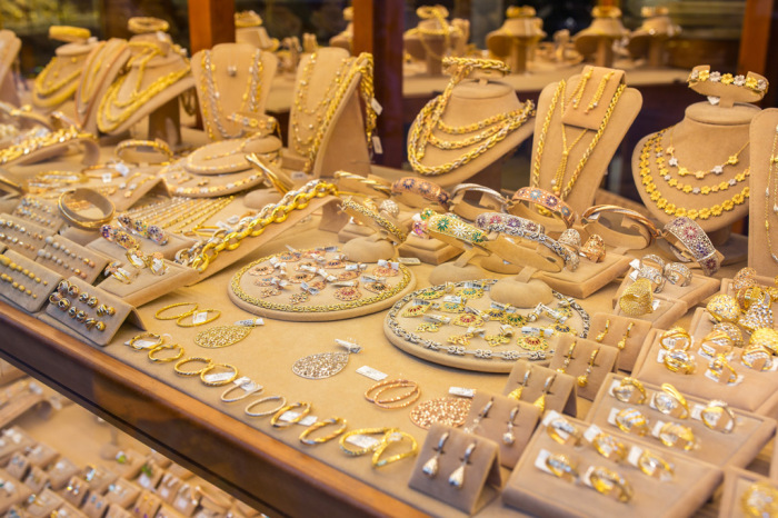 В ювелирных магазинах Кувейта продаются массивные и дорогие золотые украшения / Фото: onetwotrip.com
