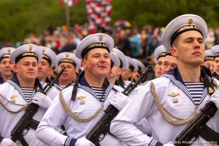 Современные моряки надевают бескозырки с лентами преимущественно на парады и торжественные построения / Фото: hibiny.com