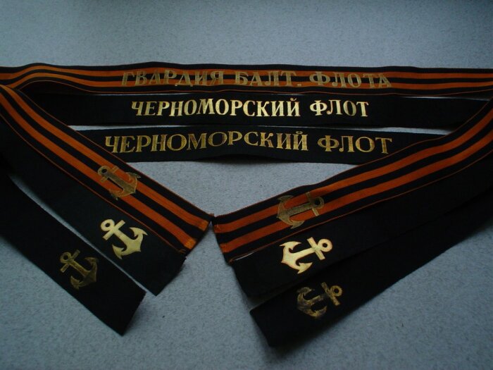 Первые ленточки выпускались в черном цвете, позже появились черно-оранжевые варианты / Фото: reibert.info