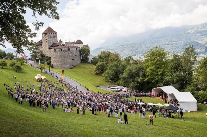 Люди в Лихтенштейне живут дружно, собираются на всеобщие праздники как одна семья / Фото: royals-mag.ru 