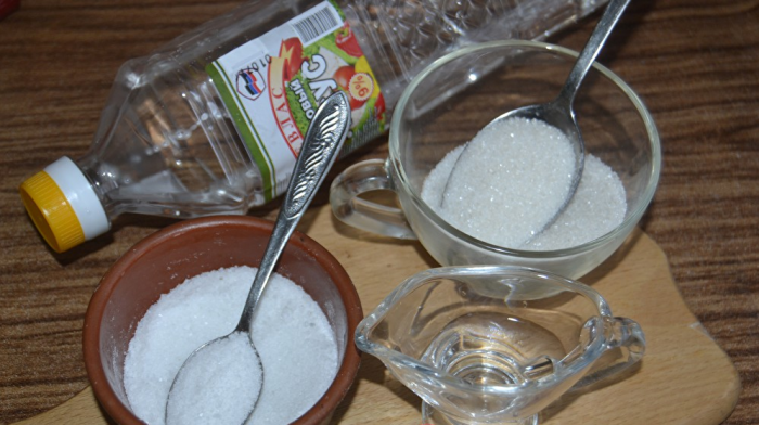 Для рассола понадобятся соль, сахар, уксус и вода / Фото: otomatah.ru 