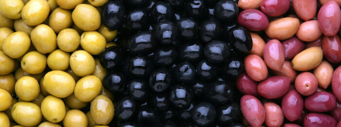 Натуральные оливки могут иметь любые оттенки, кроме черного, последний получают искусственным путем / Фото: foodandhealth.ru