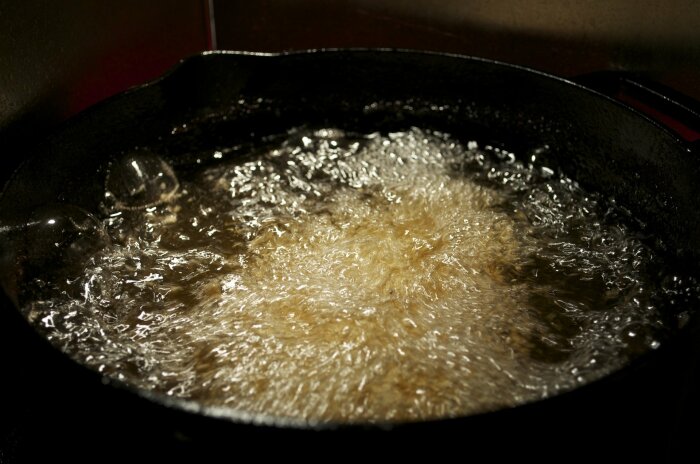 Раскаленное растительное масло разбрызгивается во все стороны  при попадании жидкости на сковороду / Фото: balakovo24.ru