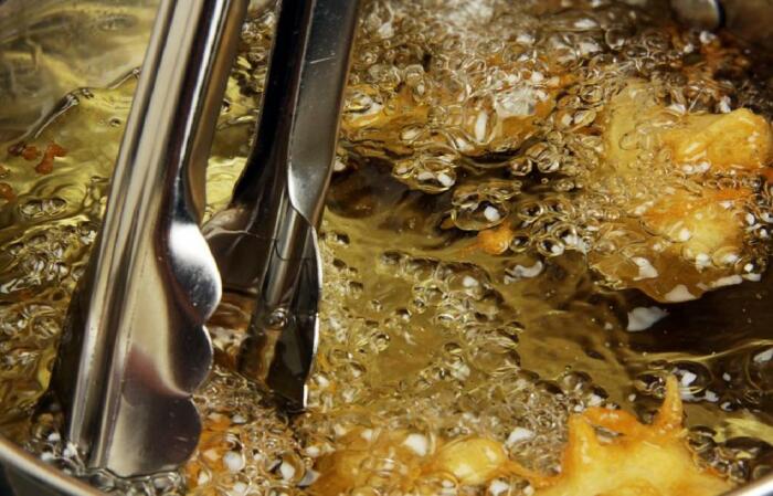 Брызги масла загрязняют кухонные поверхности и могут сильно обжечь / Фото: liveinternet.ru