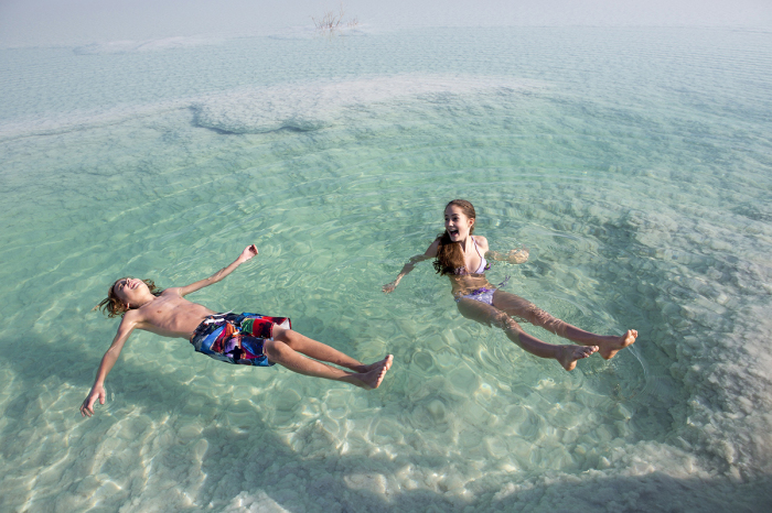 Входить в Мертвое море следует спиной, чтобы высококонцентрированная вода не попала на слизистые / Фото: mandria.ua