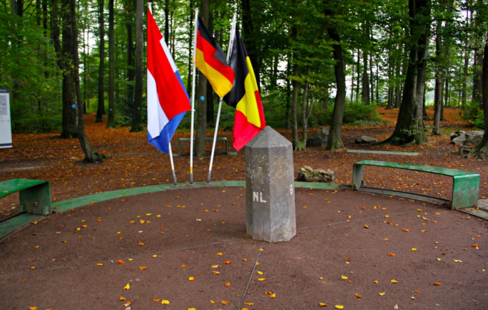 На память о государстве остались лишь столбы на том месте, где ранее находилась граница / Фото: platpaul.livejournal.com