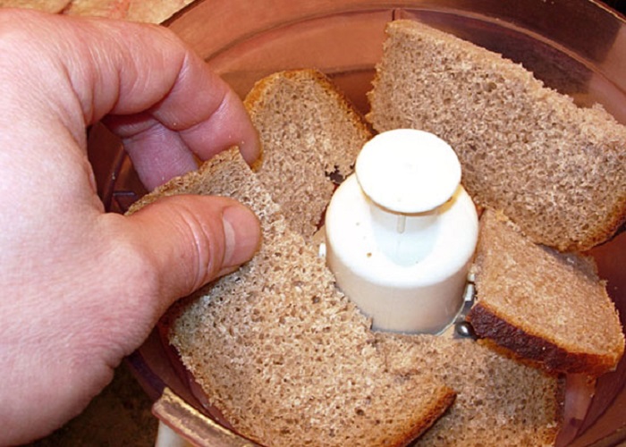 Хлеб измельчается в блендере, но не до порошкообразного состояния / Фото: 4allwomen.ru