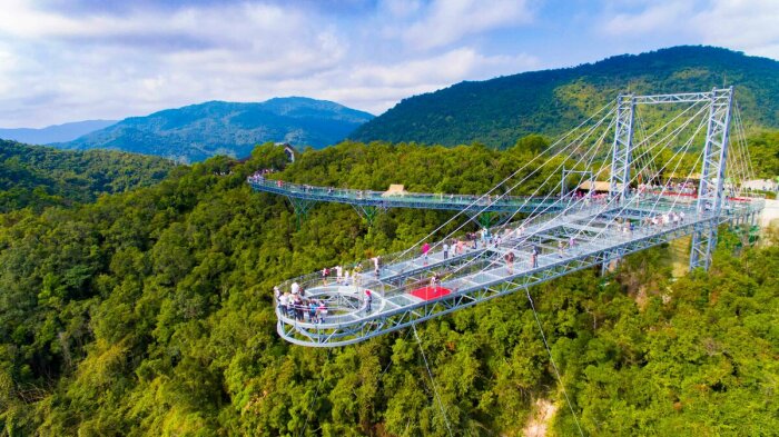Всего таких мостов из стекла в Китае насчитывается 2300 / Фото: yandex.ua