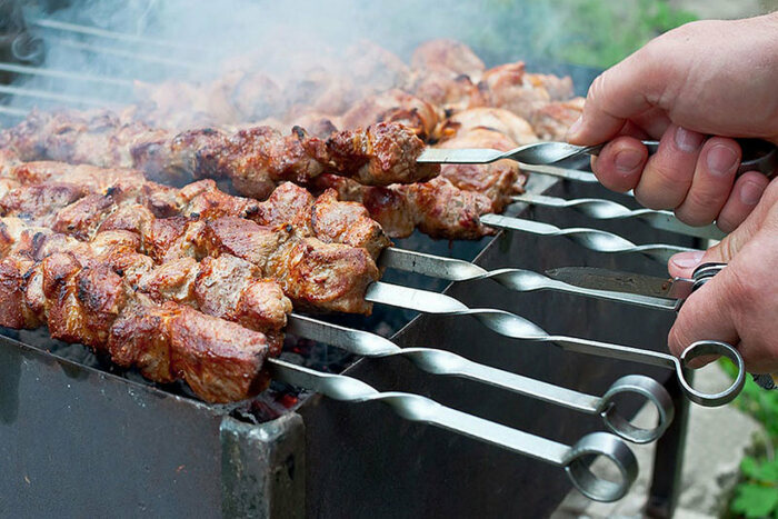 Жестокое мясо для шашлыка станет мягким и сочным после замачивания в растворе с содой / Фото: build-experts.ru 