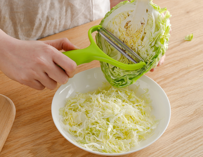 Приспособление для чистки овощей нарезает капусту за пять минут аккуратной и аппетитной соломкой / Фото: dreamstime.com
