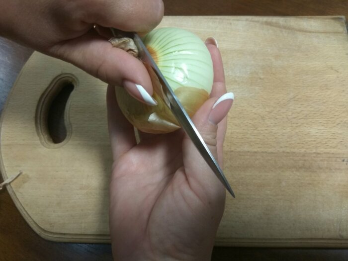 Очищаем луковицу от шелухи так, чтобы корешок остался нетронутым
