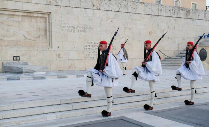 Эвзоны несут почетный караул на пл. Синтагма в Национальном саду, обеспечивают в Афинах охрану Президентского дворца / Фото: bestprivateguides.com