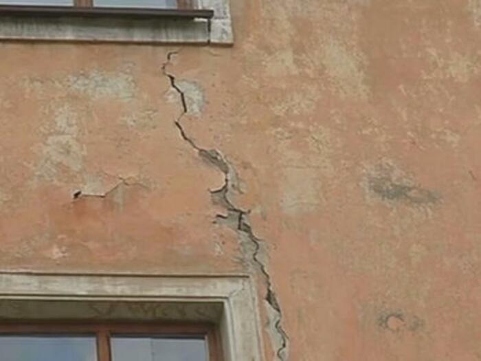Нередко на старых домах, неважно, кирпичных или бетонных, трещины отходят непосредственно от окна / Фото: demotivation.ru