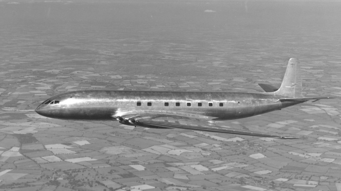  первых реактивных пассажирских самолетах «Комета» (британские воздушные суда) иллюминаторы были квадратными / Фото: newcoin.ru