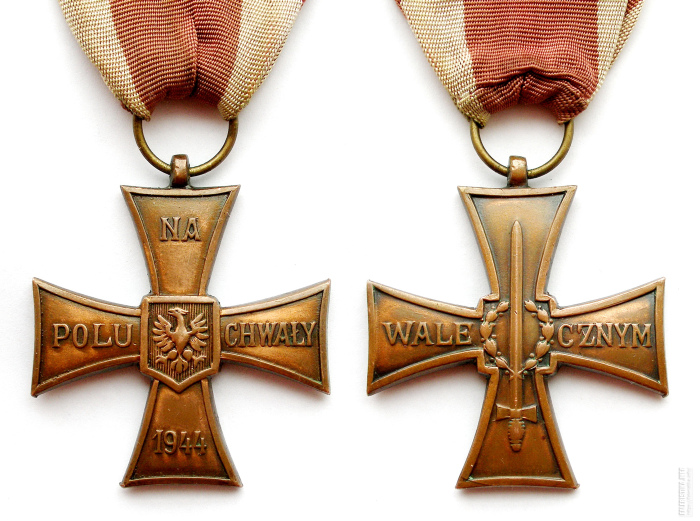 в Польше не существует награды «За храбрость», там есть иная награда, которая называется «Крест храбрых» / Фото: img.faleristika.info