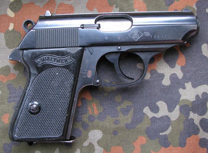 Вальтер ППК - 7,65-калиберный пистолет, автоматика которого работает на основе отдачи со свободным затвором / Фото: guns.allzip.org