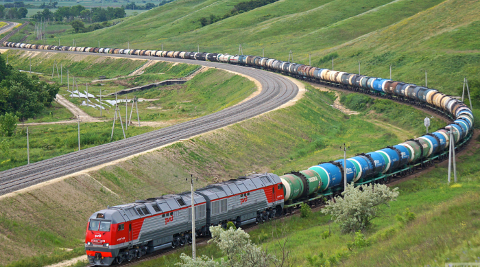 Если вагоны товарные, то тронуться с места сразу не удастся в связи с внушительным общим весом состава / Фото: train-photo.ru