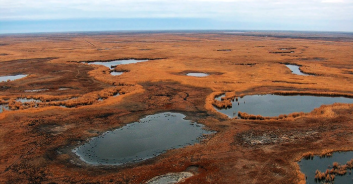 В результате ухудшения экологии уровень моря снизился, а позже огромный водоем превратился во множество озер / Фото: fotovmire.ru