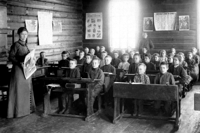В 19 веке российским школьникам приходилось учиться в ужасной тесноте, плюс к этому в нищете / Фото: historic-journal.ru