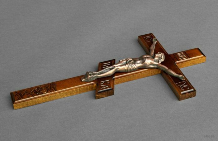 Шестиконечный крест с аналогичной перемычкой возник по инициативе патриарха Никона, принявшего решение заменить им восьмиконечный / Фото: madeheart.com