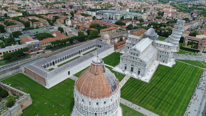 На самом деле строительство на нынешней Piazza dei Miracoli или «Площади Чудес» было начато в 1064 г., именно тогда стали возводить собор / Фото: twitter.com