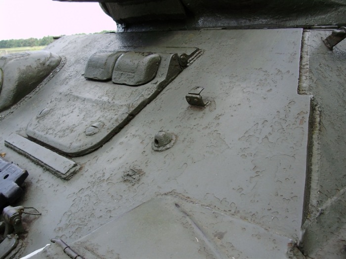 В поздних вариациях танка впереди люка механика-водителя появилась полоса из стали, приваренная к корпусу / Фото: tankist-31.livejournal.com