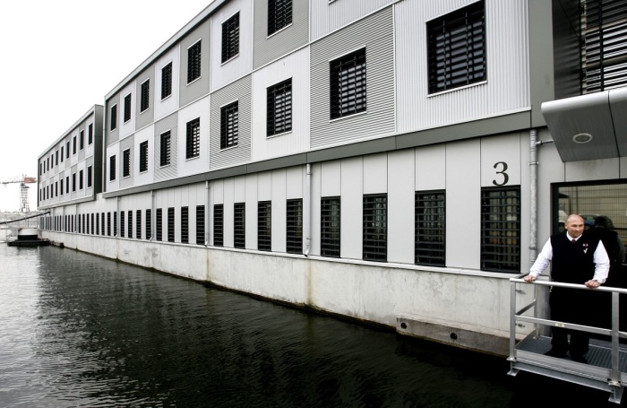 Под тюрьмы приспосабливали даже пассажирские судна / Фото: nrc.nl