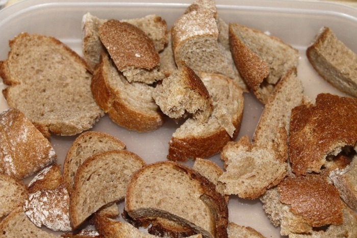Хлебные корки, сухари - идеальная подкормка для картофеля / Фото: pxhere.com