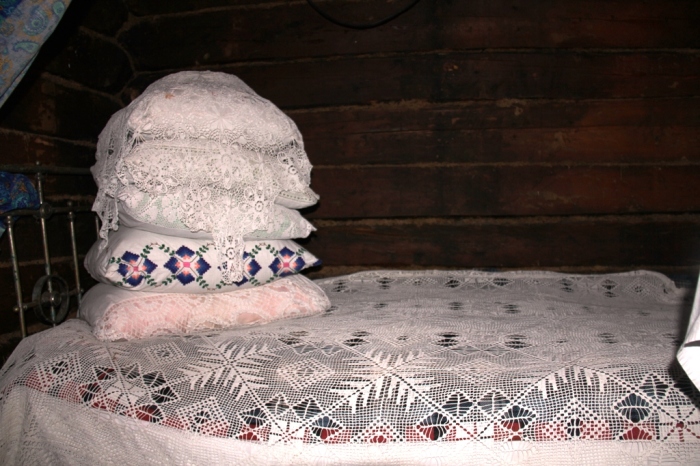 Гору подушек накрывали тюлем или вышитой белой салфеткой / Фото: kresttsy.ru