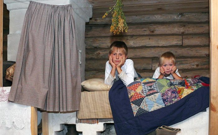 Под подушку ребенку клали ножницы, если он беспокойно спал / Фото: ethnomir.ru