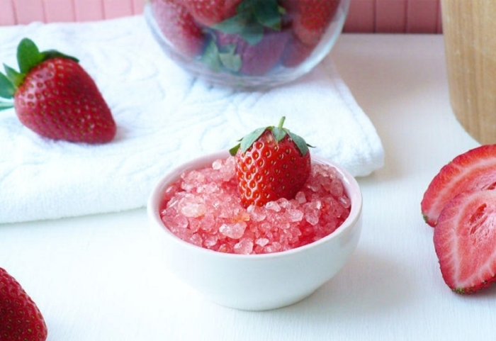 Соль - отличный помощник по удалению живности из ягод и фруктов / Фото: piccho.ru