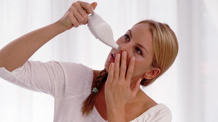 Очистить слизистую носа поможет соль, предварительно разведенная в теплой воде / Фото: rtl.de