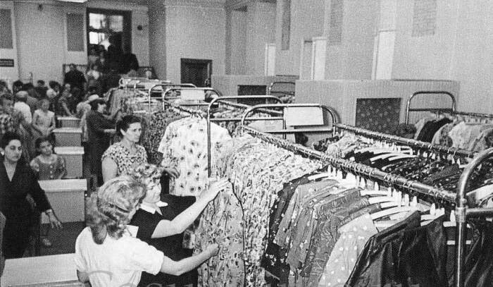 В магазинах было полно платьев из ситца и халатов из байки, однотипных и практически идентичных по фасону, но разных по цветовой гамме / Фото: yarosonline.ru