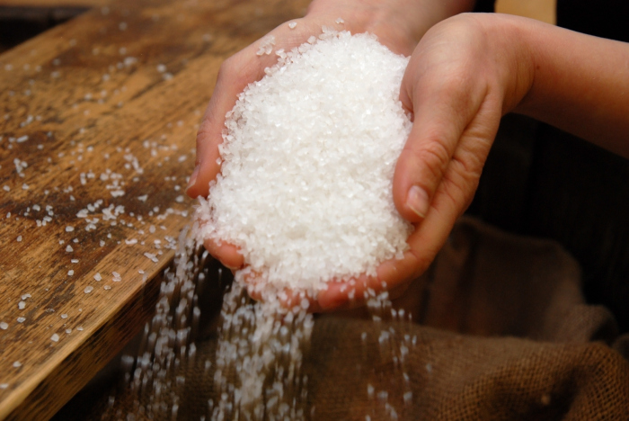 В воду засыпается поваренная соль в количестве 1,8 кг / Фото: factinate.com