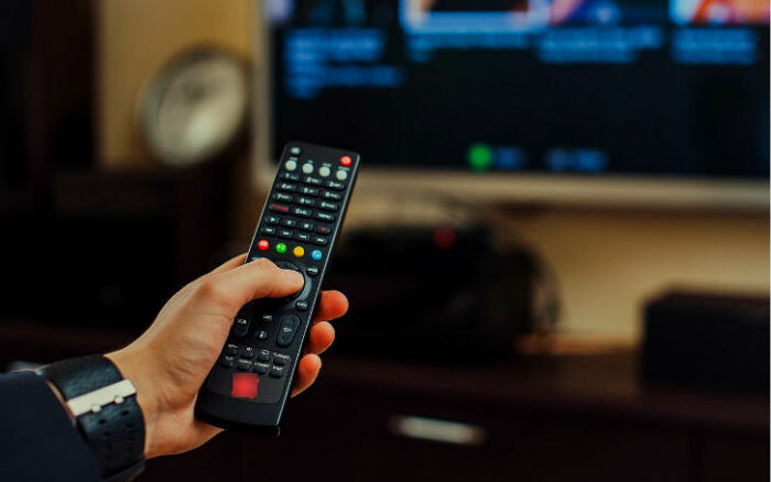 В зависимости от модели телевизора функции цветных кнопок могут отличаться / Фото: winseven.ru