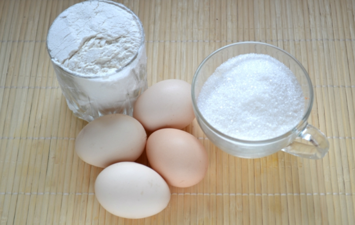 Для приготовления бисквита понадобятся яйца, мука и сахар / Фото: just-cook.ru