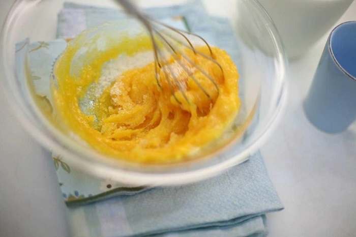 Отделенные от белков желтки необходимо растереть с сахаром / Фото: bestlj.ru
