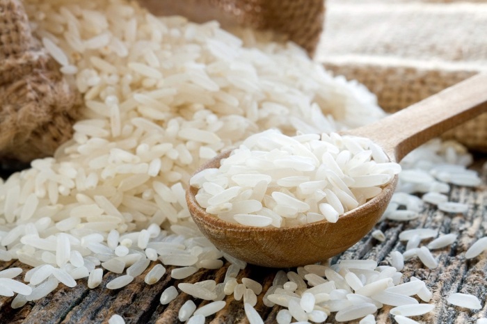 Рассыпчатый рис легко приготовить и без использования классической плиты / Фото: udipedia.ru