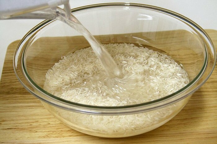 Заливаем подготовленный рис кипятком, чтобы он покрыл крупу приблизительно на сантиметр / Фото: goodhouse.com.ua