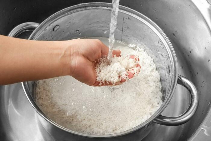 Первым делом следует промыть рис под проточной горячей водой для устранения лишнего крахмала / Фото: 1gai.ru
