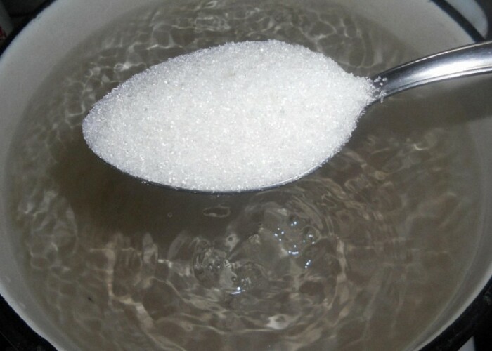 Необходимо взять одну столовую ложку сахара и растворить его в теплой воде, приблизительная температура которой 40-45 пять градусов / Фото: ludirosta.ru