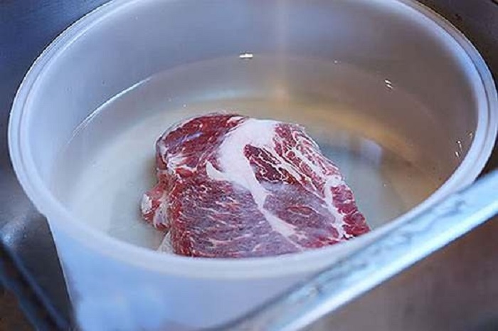 После полного растворения сахара в воду окунается мясо, обязательно без пакета / Фото: ladyspecial.ru